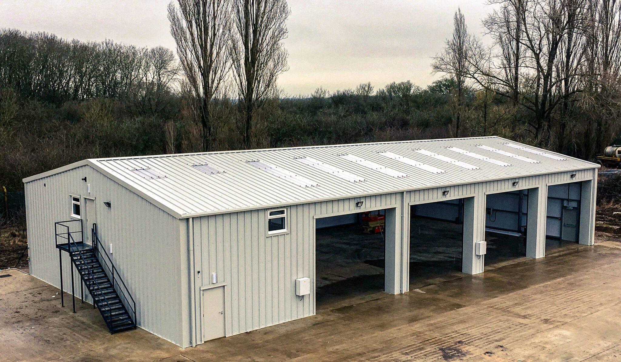 A bespoke steel framed building supplied to Portakabin near Aylesbury. The industrial warehouse was a cold rolled steel building with insulated cladding. The Steel structure was designed and installed by Springfield Steel Buildings.